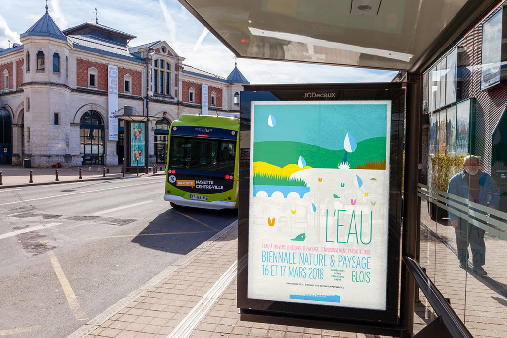 Vue de l’affiche de la biennale devant la Halle aux Grains, à Blois